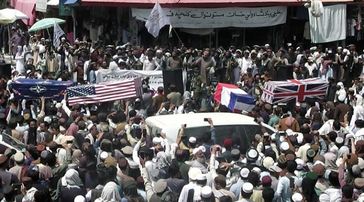 Pendukung Taliban Bawa Peti Mati untuk AS dalam Parade Kemenangan