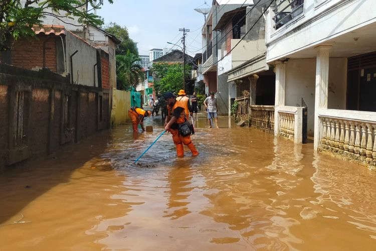 Sungai Ciliwung Meluap, 6 RW Di Cawang Teredam Banjir Hampir 2 Meter