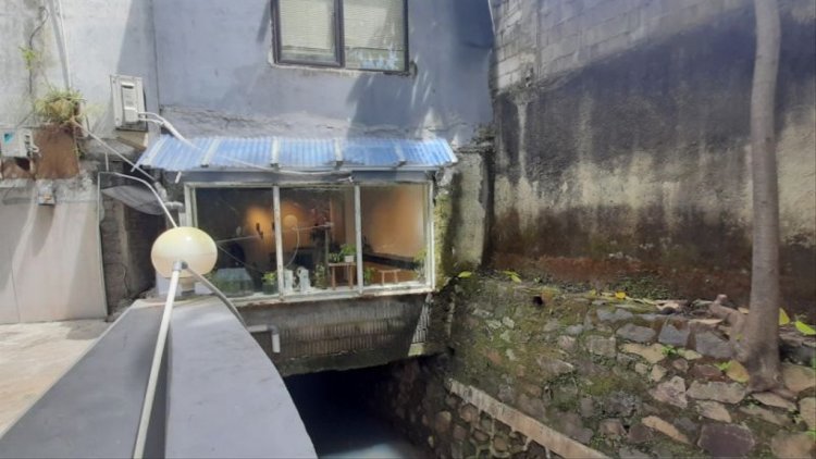 Pemilik Kafe di Atas Saluran Air  Kemang Sukarela Bongkar Sendiri Bangunannya