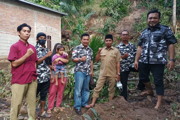 Momen Kebersaman Bapera Lombok Barat Dengan Korban Bencana