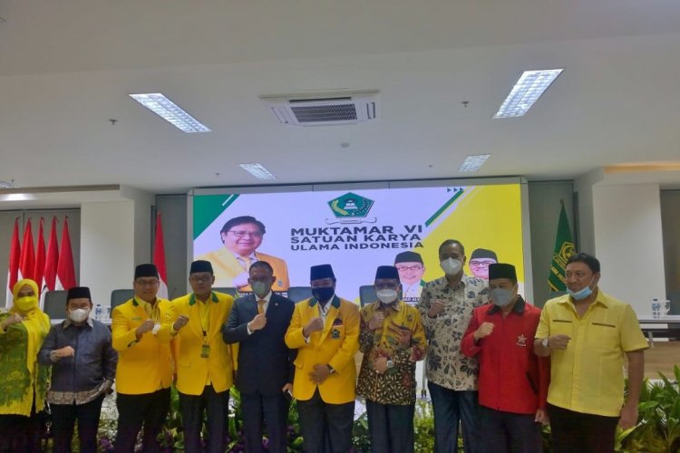 Momen Foto Bersama Fahd El Fouz Arafiq,  Idris Laena Dan Anggota Lainnya Yang Turut Hadir Dalam Acara Muktamar ke VI Satuan Karya Ulama Indonesia (Satkar Ulama)