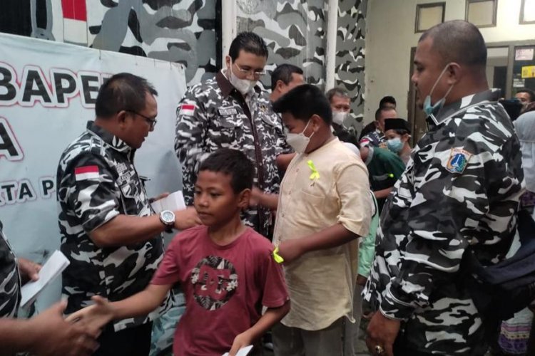 Momen Pemberian Santunan kepada para anak yatim piatu dan Dhuafa di Jakarta dari Fahd Arafiq lewat Bapera Provinsi DKI Jakarta 