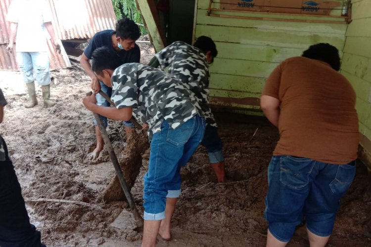 Momen Ketika Bapera Sumut Membantu Membersihkan Rumah Warga Yang Terdampak Banjir Bandang
