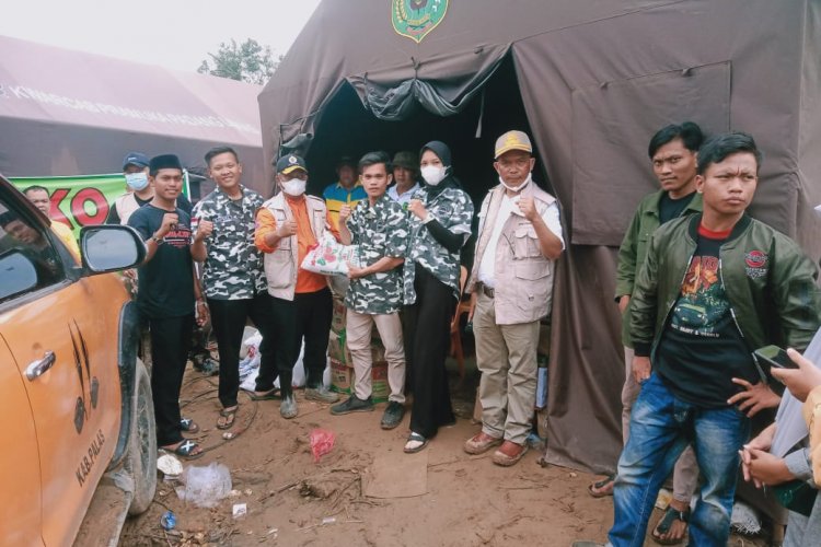 Momen Saat Bapera Tapsel Menyerahkan Bantuan Kepada Korban Banjir Bandang Di PKAB Padang Lawas