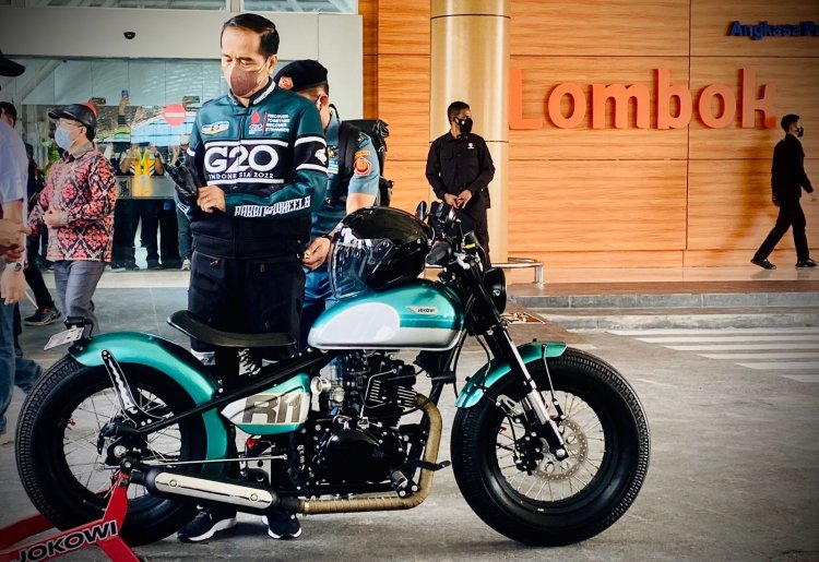 Tinjau Kesiapan MotoGP Di Mandalika, Jokowi Pakai Jaket Edisi Khusus G20 Indonesia