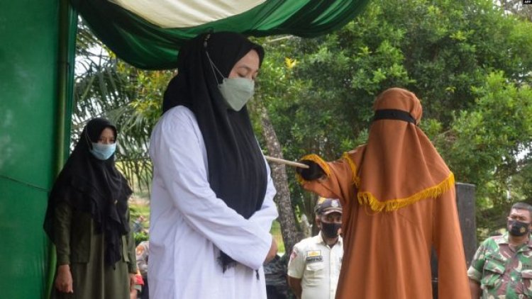 Mengaku Berselingkuh, Wanita Di Aceh Dihukum Cambuk 100 Kali Sedangkan Pasangannya Dicambuk 15 Kali