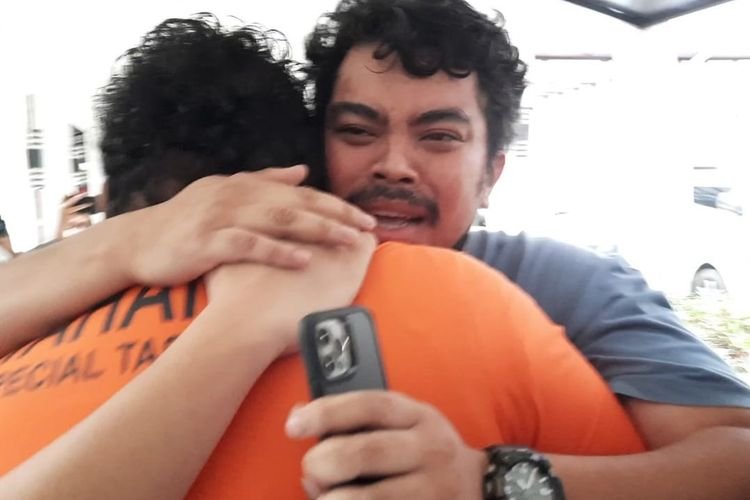 Komika Ananta Rispo saat memeluk Adiknya, Fico Fachriza, yang terjerumus kasus narkoba di Polda Metro Jaya, Jumat (14/1/2022).(KOMPAS.com/BAHARUDIN AL FARISI )