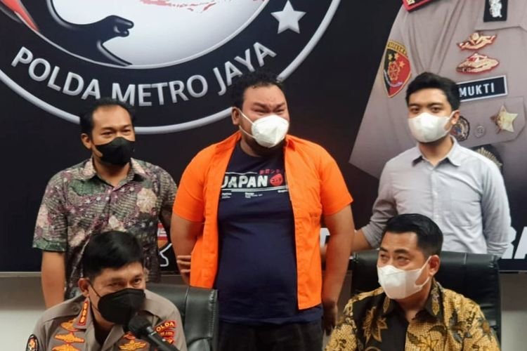 Komdian Fico Fachriza menangis usai ditangkap atas kasus penyalahgunaan narkotika, Jumat (14/1/2022) di Mapolda Metro Jaya.(KOMPAS.com/Tria Sutrisna)