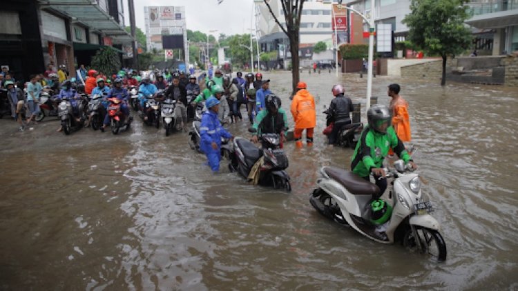 Sudah 6 Jam Banjir Jakarta Tak Kunjung Surut, Ribuan Warga Memilih Mengungsi