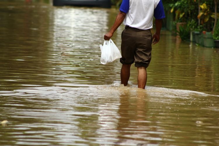 Sungai Meluap, Ribuan Rumah di Karawang Terendam Banjir