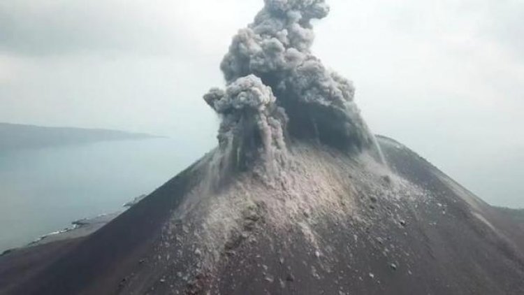 Heboh! Gunung Anak Krakatau Muntahkan Abu Vulkanik Tinggi Kolom 357 Mdpl