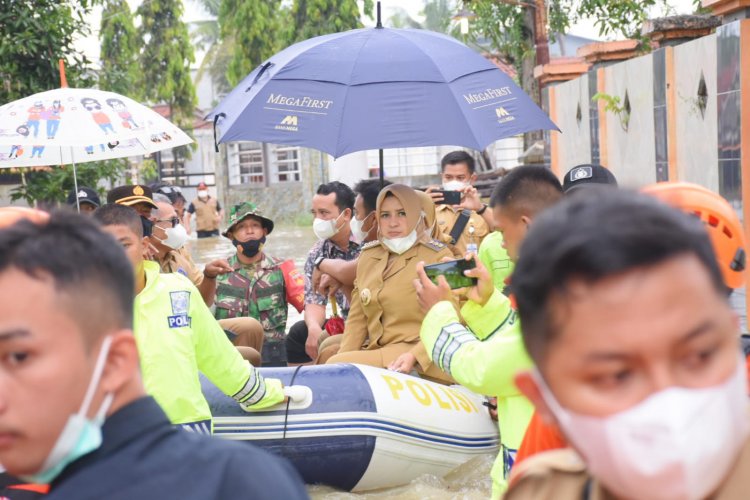 Bupati Pekalongan Fadia Arafiq Terjun Langsung Untuk Evakuasi Warga Yang Terdampak Banjir