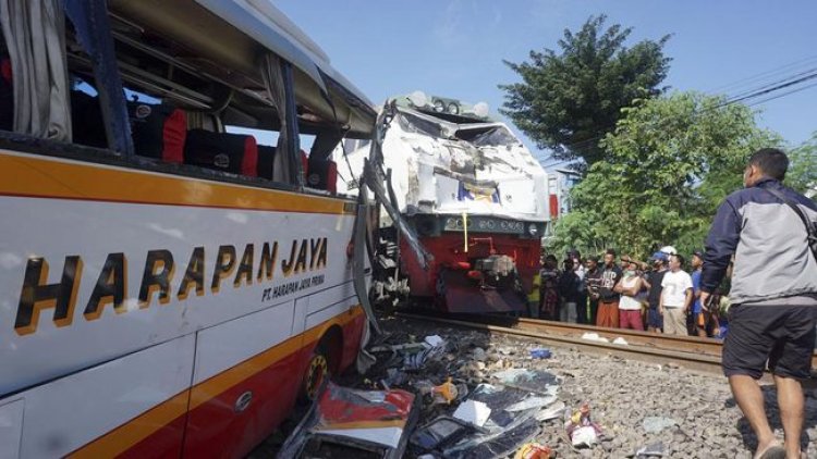 Kecelakaan Bus Pariwisata Dan Kereta Api Di Tulungagung Menewaskan 5 Orang