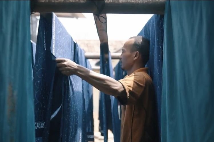 BCA Gandeng UMKM Lokal Dan Gunakan Batik Pekalongan Untuk Produksi 35.000 Seragam Baru!