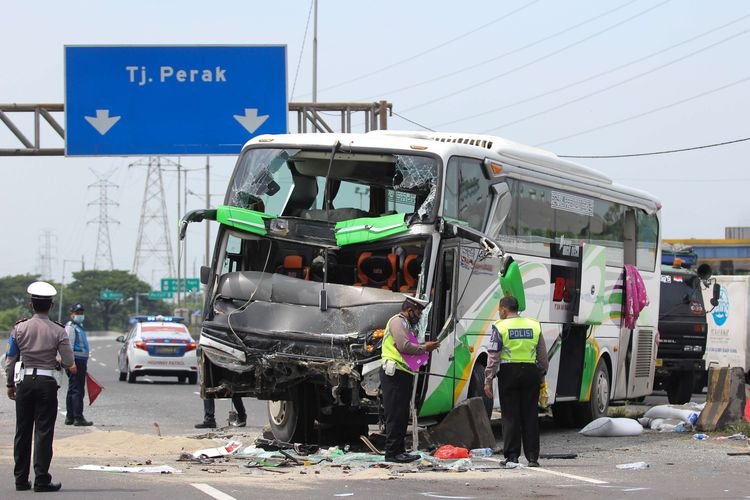 Kecelakaan Bus Peziarah Di Surabaya, Penumpang Rebut Kemudi Sopir