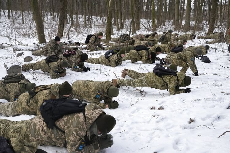 Anggota Pasukan Pertahanan Teritorial Ukraina, unit militer sukarelawan Angkatan Bersenjata, berlatih di taman kota di Kiev, Ukraina, Sabtu, 22 Januari 2022.(AP PHOTO/EFREM LUKATSKY)