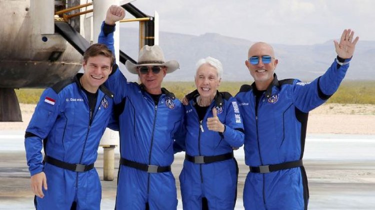 Blue Origin Sukses Bawa 5 Penumpang Wisata ke Luar Angkasa
