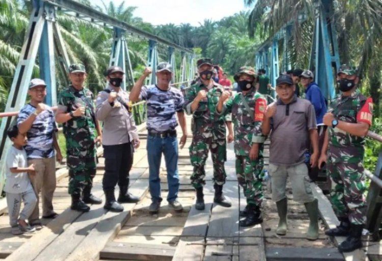 Gotong Royong Perbaiki Jembatan Air Manjunto, Bapera Turun Tangan