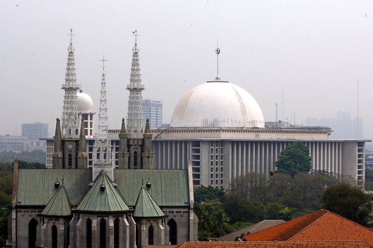 Kala Lonceng Dan Bedug Bersahut Dari Gereja Katedral Dan Masjid Istiqlal