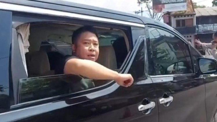 Viral Pria Di Mobil Alphard Bentak Dan Maki Polisi Gegara Pengalihan Arus