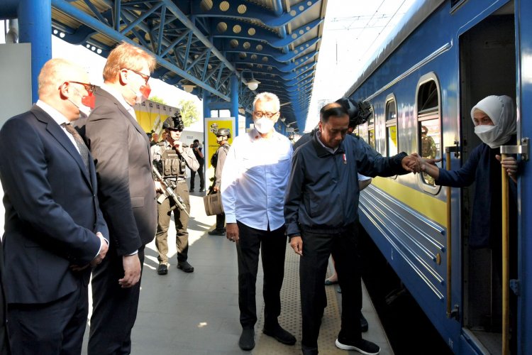Potret Jokowi Dan Iriana Keluar Dari Peron 1 Stasiun Central Kyiv, Ukraina