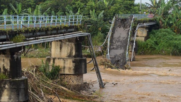 Viral! Detik-detik jembatan Ambruk Saat Dilintasi Warga
