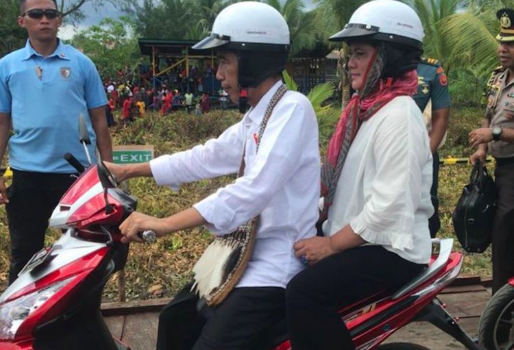 Jokowi Bonceng Iriana Pakai Motor Listrik Saat Berkunjung Ke Wakatobi
