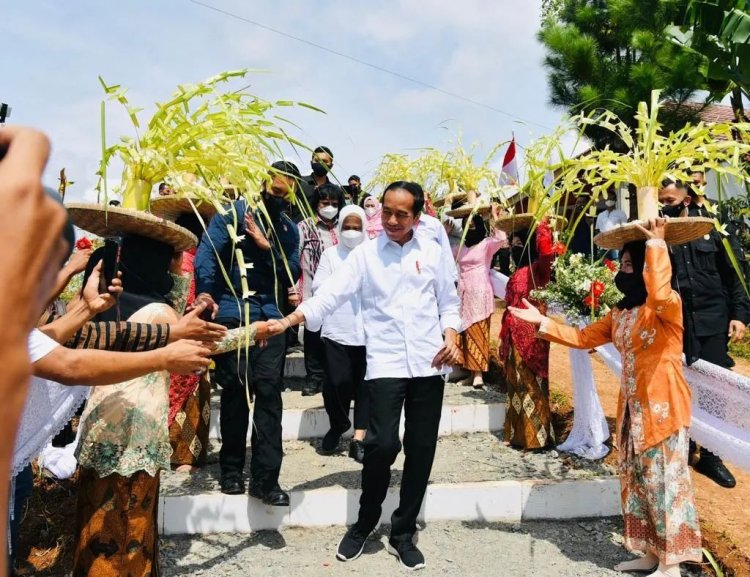 Temu Kangen, Jokowi Dikepung Relawan Ibu-Ibu Sampai Tangan Digrauk
