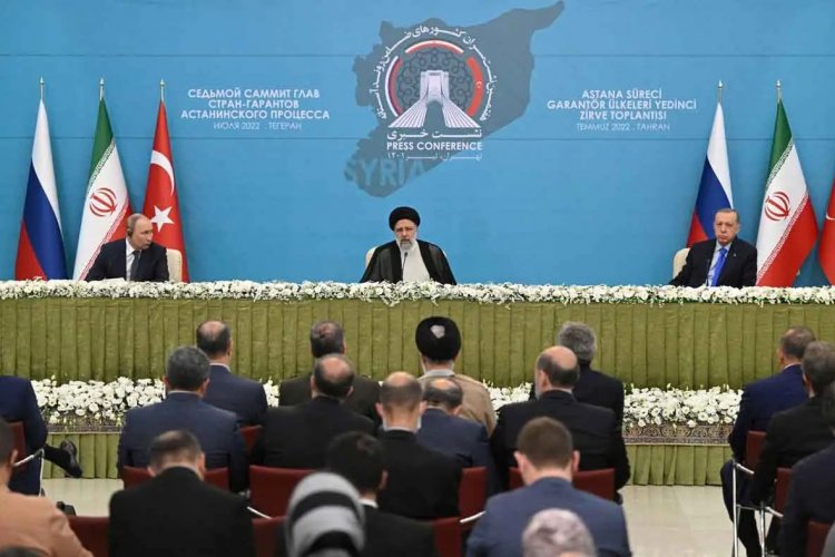 Momen Presiden Iran Saat Konferensi Pers Dengan Putin Dan Erdogan