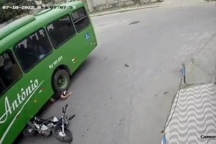 Karena Helm, Pengendara Motor Selamat Usai Insiden Kepala Terlindas Ban Bus
