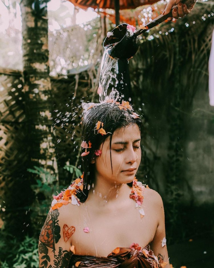 Jalani Ritual Melukat di Bali, Awkarin Ungkap Suka Mendalami Kegiatan Spritual