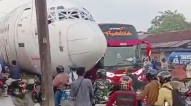 Viral! Badan Pesawat Bikin Macet Jalanan Parung Bogor