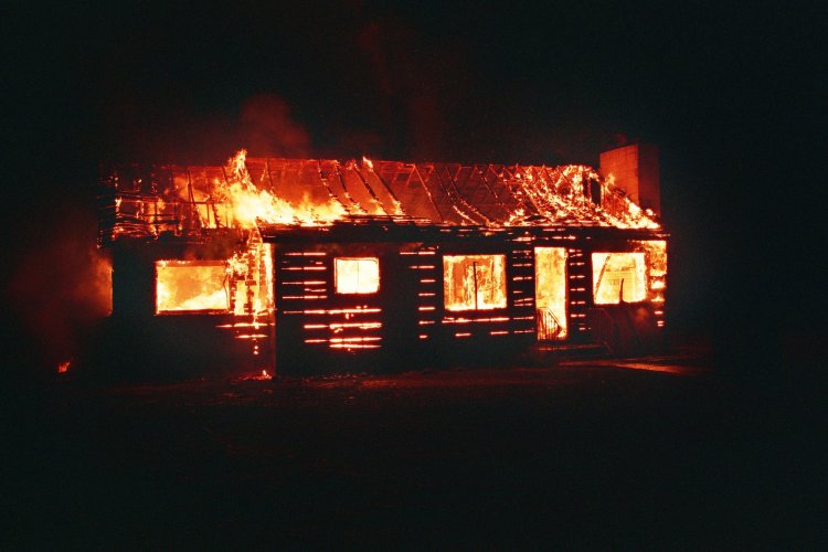 Teror Dusun Baban Jember Pada Malam Hari, Termasuk Bakar Rumah