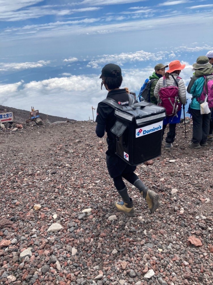 Pendaki Pesan Pizza Dari Atas Gunung Fuji, Ongkos Kirimnya Bikin Geger