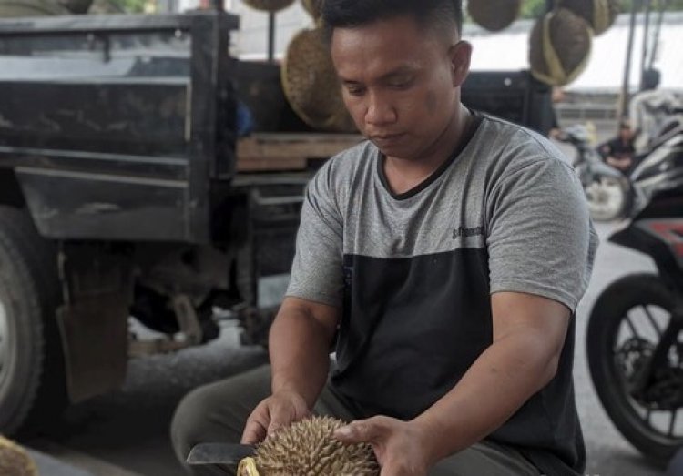 Mirip Ferdy Sambo, Penjual Durian Laris Manis Diserbu Pembeli