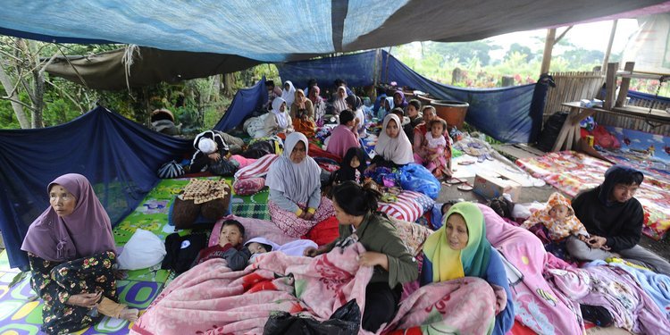 Korban Gempa Cianjur Makan Seadanya Sampai Tidur di Tenda Pengungsian Bersama 11 Jenazah