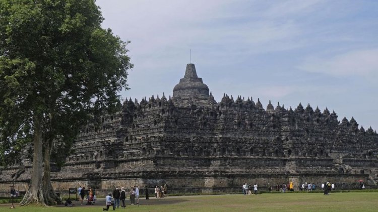 Tak Sembarangan! Wisatawan Naik Ke Candi Borobudur Akan Pakai Sandal Khusus