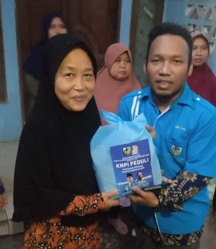 DPP KNPI Bagikan 100 Paket Sembako di Kampung Ciganjur Jakarta