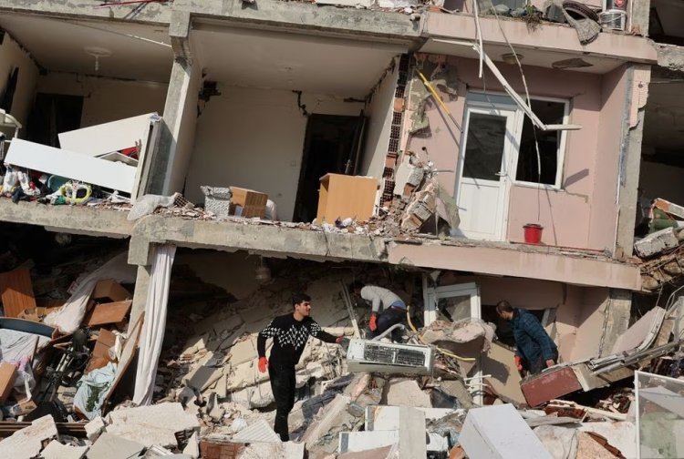 Bayi Baru Lahir Selamat Tertimbun Puing Bangunan Usai Gempa Suriah