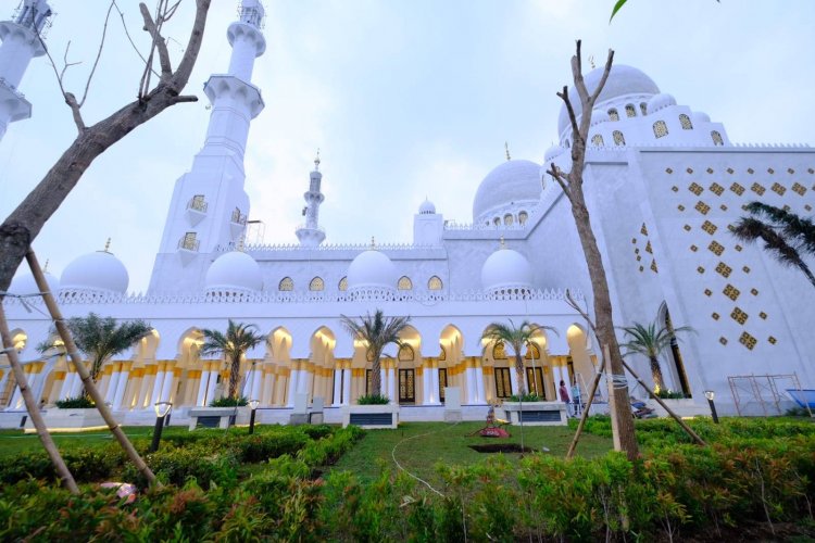 Ma’ruf Amin Resmikan Pembukaan Masjid Sheikh Zayed Al Nahyan di Solo