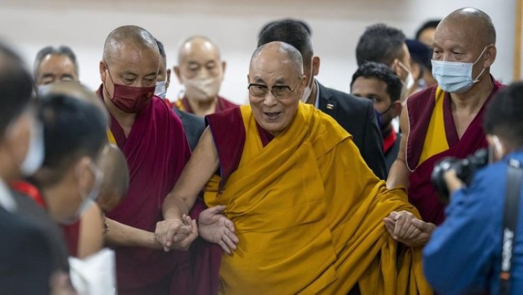 Pro Kontra Dibalik Kasus Dalai Lama Minta Bocah Cium dan Isap Lidahnya