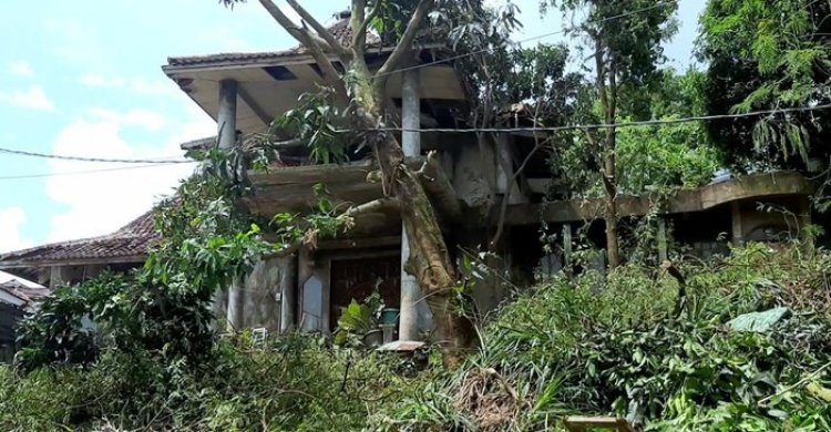 Viral Dokter Wayan Praktik di Rumah Kosong Banyak Sampah