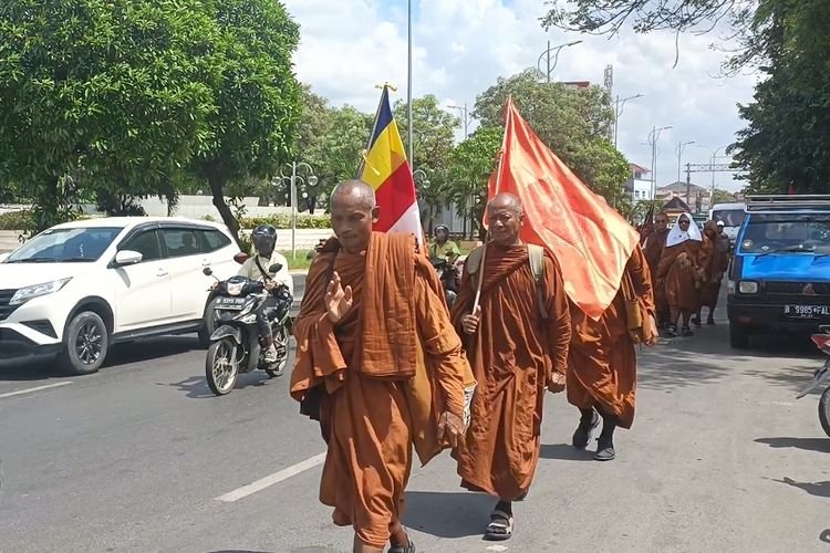 Biksu Jalan Kaki Dari Thailand Sampai Bekasi Untuk Peringati Waisak