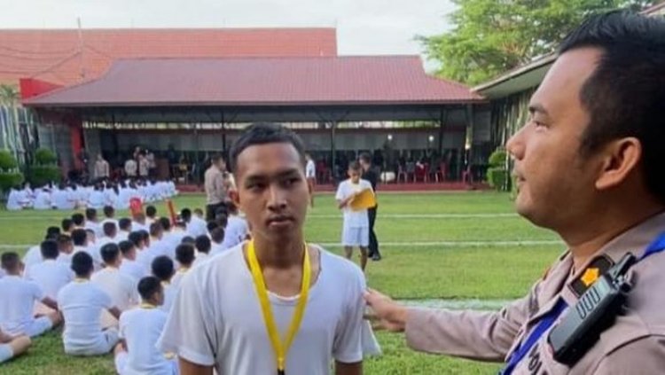 Viral Video Pemuda Pake Kaos Bolong Saat Tes Masuk Polisi