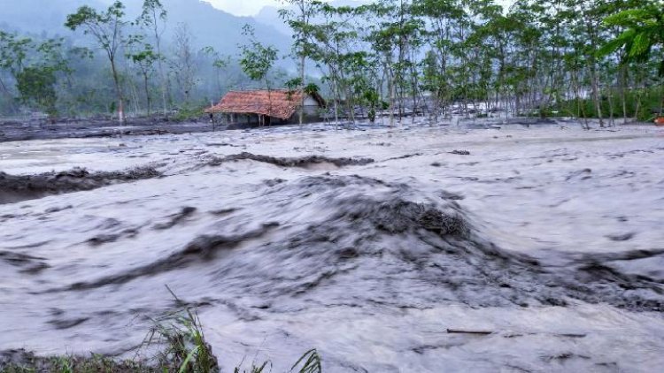 Kronologi Banjir Lahar Dingin di Semeru, Menyebabkan 2 Alat Berat Terseret dan Tenggelam