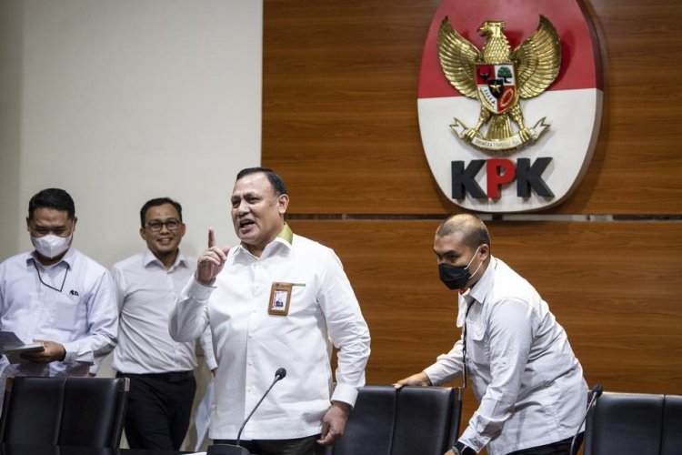 Jokowi Tambah 1 Tahun Masa Jabatan Pimpinan KPK