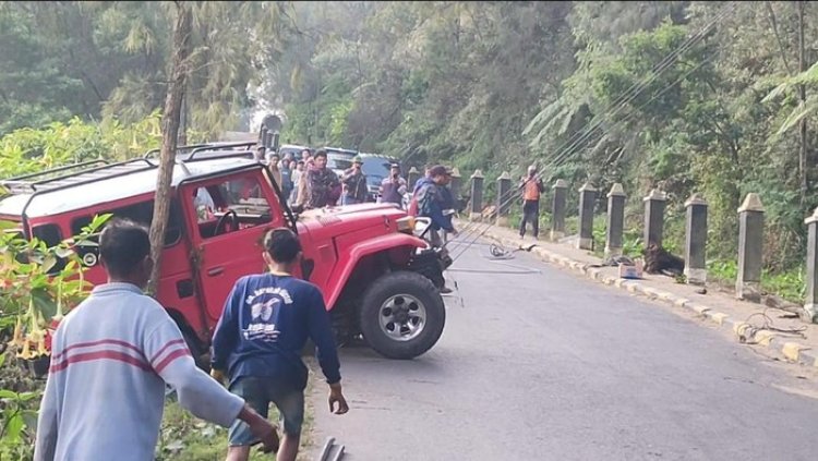 Mobil Wisatawan Masuk Jurang Bromo, Polisi Turun Tangan