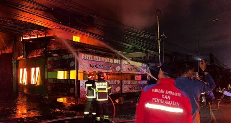 Toko Mebel di Bandung Kebakaran, Petugas Damkar Alami Sesak Napas