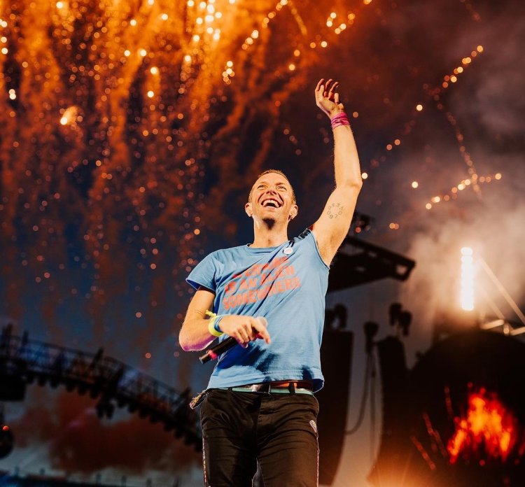 Chris Martin Ajak Penonton Indonesia Nyanyi Di Konser Coldplay