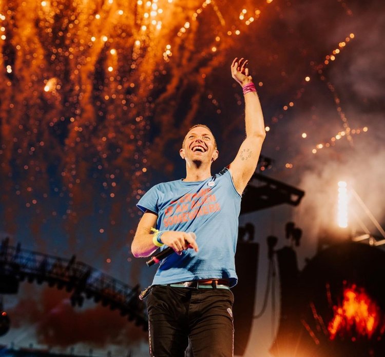 Chris Martin Ajak Penonton Indonesia Nyanyi Di Konser Coldplay - Bapera